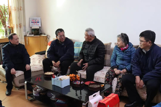 中國(guó)船舶風(fēng)帆公司開展老干部、困難員工慰問(wèn)活動(dòng)